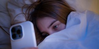 ¿Dormir con el celular cerca afecta tu descanso? Esto dicen los expertos.