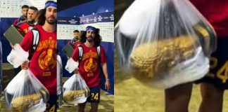 #VIDEO // Marc Cucurella desata furor al llevarse la copa del Mundo en una bolsa de plástico