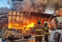 #VIDEO // Se registra gran incendio en fábrica de estopas sobre el Río Grande en Morelia