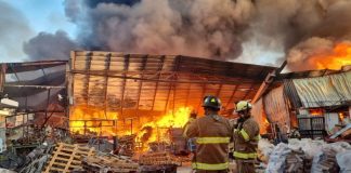 #VIDEO // Se registra gran incendio en fábrica de estopas sobre el Río Grande en Morelia