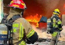 Bomberos controlan incendio en bodega de fábrica de estopas e hilos en Morelia