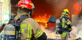 Bomberos controlan incendio en bodega de fábrica de estopas e hilos en Morelia