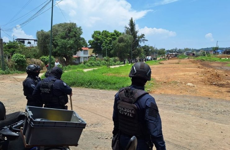 #VIDEO // Autoridades desalojan a invasores de predio tras enfrentamiento, en Uruapan