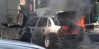 Arde vehículo en la colonia Leandro Valle