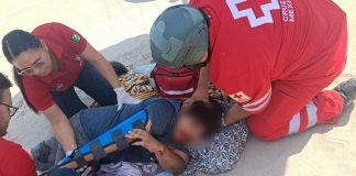 Choque entre moto y camioneta deja dos adolescentes heridos en Huetamo