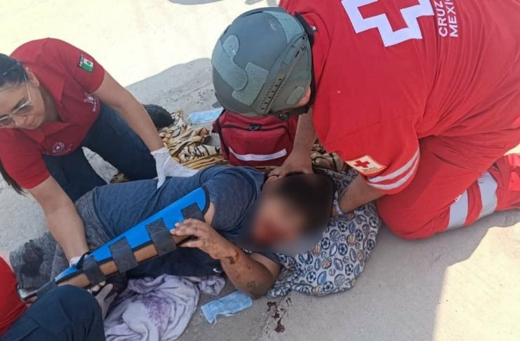 Choque entre moto y camioneta deja dos adolescentes heridos en Huetamo