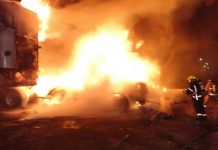 Incendio consume tres camiones de carga en la Central de Abastos de Uruapan