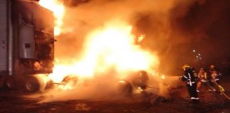 Incendio consume tres camiones de carga en la Central de Abastos de Uruapan