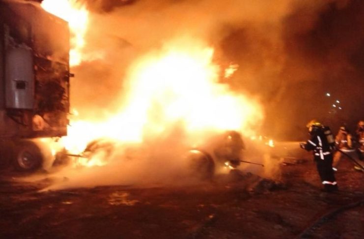 Incendio consume tres camiones de carga en la Central de Abastos de Uruapan
