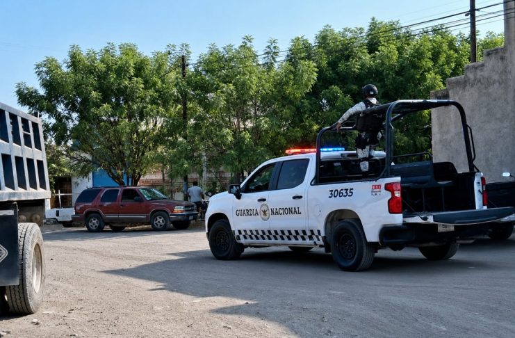 Localizan a un hombre asesinado con lesiones por explosivo en Apatzingán