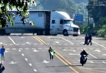 Bloquean carretera en Tocumbo, exigen la localización de Jesús Ramírez Pulido