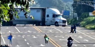 Bloquean carretera en Tocumbo, exigen la localización de Jesús Ramírez Pulido