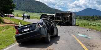 Dos hombres mueren prensados tras choque y volcadura, en Paracho