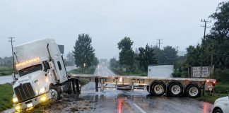 #VIDEO // Tractocamión se accidenta en la carretera Morelia–Pátzcuaro