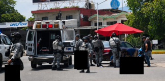 Motociclista sufre probable fractura tras accidente vial en Apatzingán
