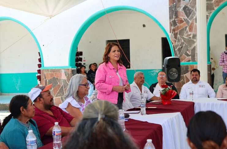 Productores de Nochebuena y Fabiola Alanís unen esfuerzos para fortalecer esta cadena productiva en Michoacán