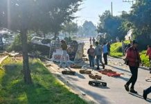 Camión de carga se queda sin frenos, choca contra camioneta repartidora y se proyecta contra una casa; hay un muerto y dos heridos