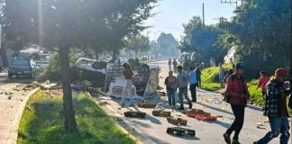 Camión de carga se queda sin frenos, choca contra camioneta repartidora y se proyecta contra una casa; hay un muerto y dos heridos