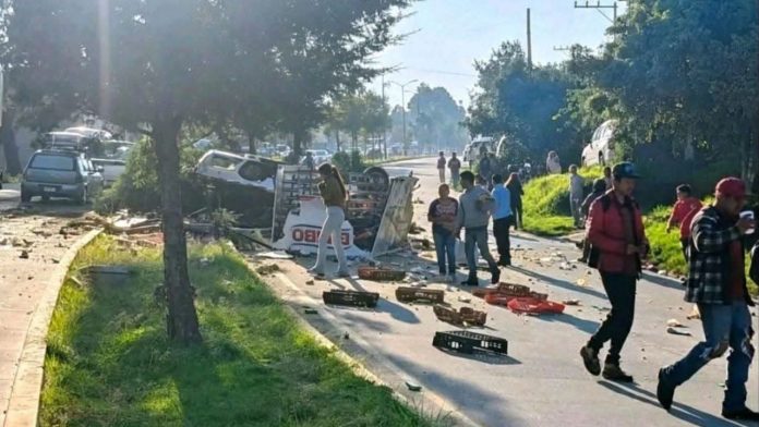 Camión de carga se queda sin frenos, choca contra camioneta repartidora