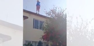 #VIDEO // Policia evita una tragedia: rescatan a mujer durante emergencia en vivienda