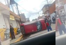 #VIDEO // Vehículo estacionado vuelca tras ser “enganchado” y arrastrado por camión de carga, al oriente de Uruapan