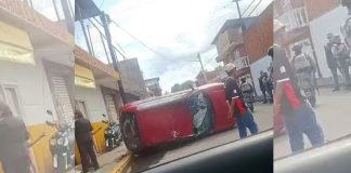#VIDEO // Vehículo estacionado vuelca tras ser “enganchado” y arrastrado por camión de carga, al oriente de Uruapan