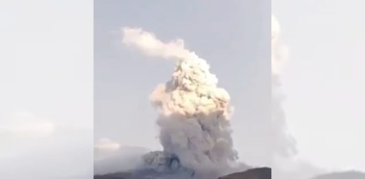 #VIDEO //Ceniza del Puracé obliga a frenar vuelos en Popayán