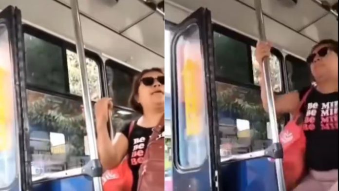 Pasajera reclama al chofer tras pasarse de su parada