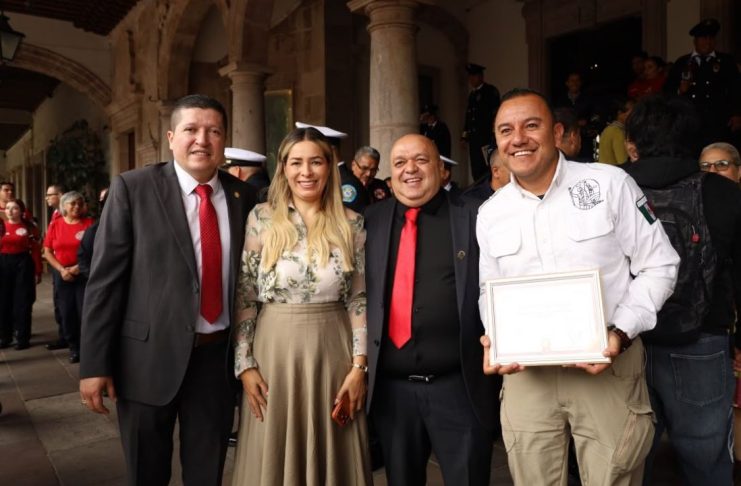 Reconoce Vicente Gómez Núñez a bomberas y bomberos en su día