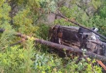 Vuelca automóvil en la carretera Morelia-Mil Cumbres