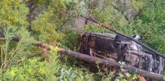 Vuelca automóvil en la carretera Morelia-Mil Cumbres