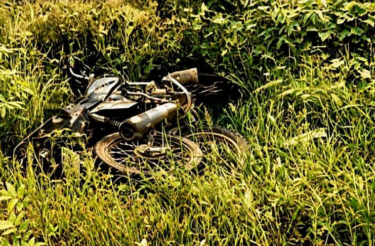 Pareja queda herida al derrapar en motocicleta sobre la Apatzingán-Nueva Italia