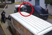 #VIDEO // ¡Choque insólito en Oaxaca! Mototaxi impacta contra una costosa Cybertruck