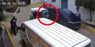 #VIDEO // ¡Choque insólito en Oaxaca! Mototaxi impacta contra una costosa Cybertruck