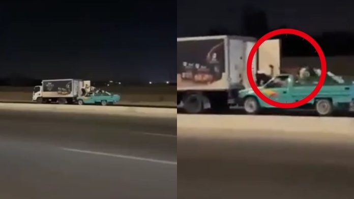 Captan a ladrones abordando un camión en movimiento en Egipto