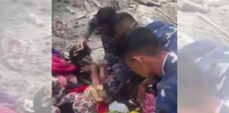 #VIDEO // Entre barro y escombros, una niña vuelve a vivir tras casi 60 horas en Nepal