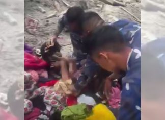 #VIDEO // Entre barro y escombros, una niña vuelve a vivir tras casi 60 horas en Nepal