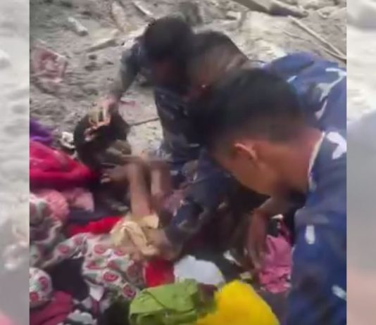 #VIDEO // Entre barro y escombros, una niña vuelve a vivir tras casi 60 horas en Nepal