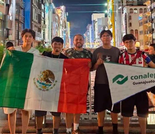 Alumnos del CONALEP conquistan Japón: Ganan primer y segundo lugar en torneo mundial de robótica