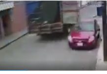 #Video // Camión de carga engancha y arrastra a vehículo estacionado en calles de Uruapan