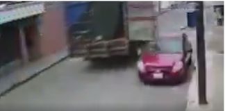 #Video // Camión de carga engancha y arrastra a vehículo estacionado en calles de Uruapan