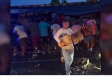 Tráiler cargado de cerveza vuelca en Cruz Grande, Guerrero; pobladores saquean la mercancía