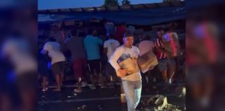 Tráiler cargado de cerveza vuelca en Cruz Grande, Guerrero; pobladores saquean la mercancía