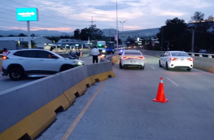 Mujer resulta herida tras choque en el Paso Superior Vehicular Independencia