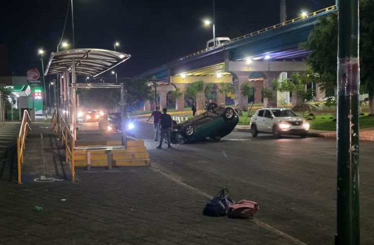 Vuelca auto a la altura de la TAM