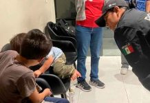 Mujer abandona a sus hijos de 3 y 10 años en un estacionamiento de Monterrey