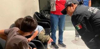 Mujer abandona a sus hijos de 3 y 10 años en un estacionamiento de Monterrey