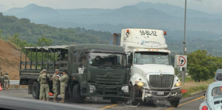 Se registra choque de tráiler y camión militar, en la autopista Siglo XXI