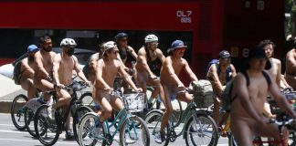 Ciclistas realizan manifestación desnudos en CDMX para exigir respeto vial