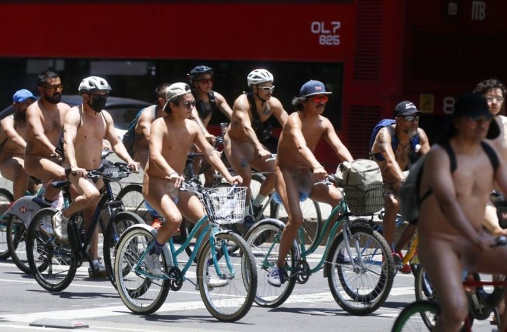 Ciclistas realizan manifestación desnudos en CDMX para exigir respeto vial